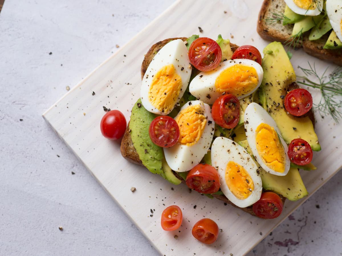 Plato con huevos y vegetales